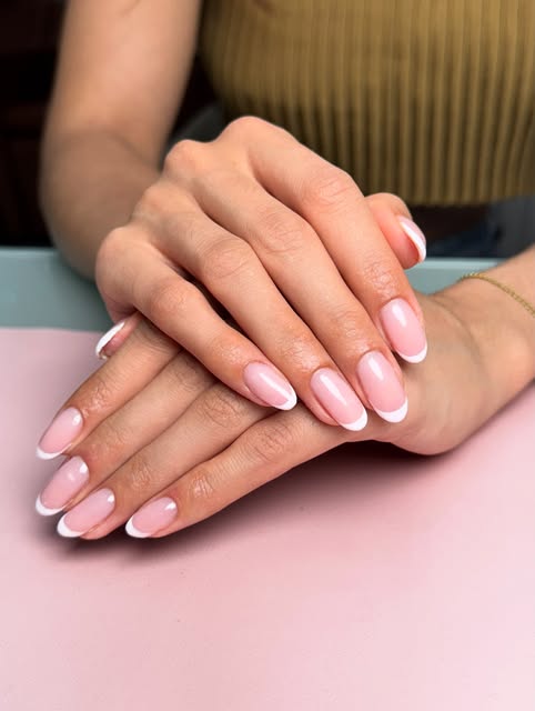 Detalle de manicure francés