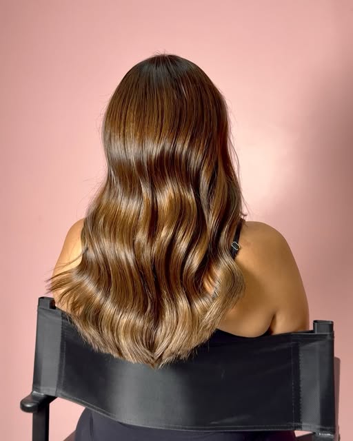 Resultado de color castaño brillante con ondas suaves